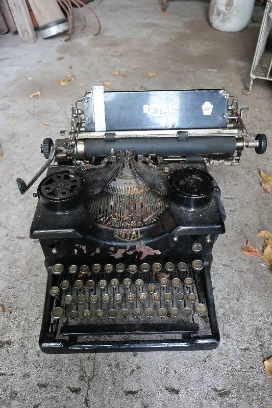 ANTIQUE ROYAL TYPEWRITER
