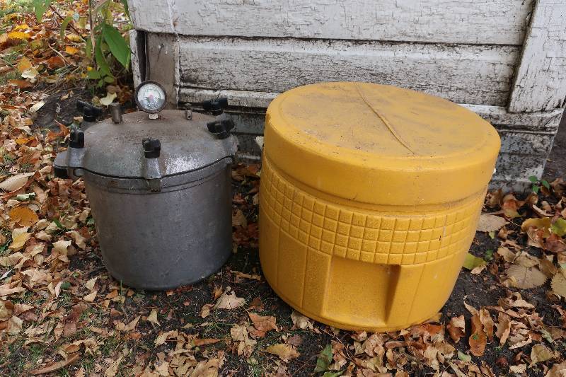 OLD PRESSURE COOKER AND PORTABLE TOILET