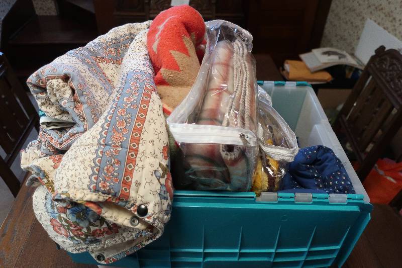 TOTE WITH BLANKETS AND YARN