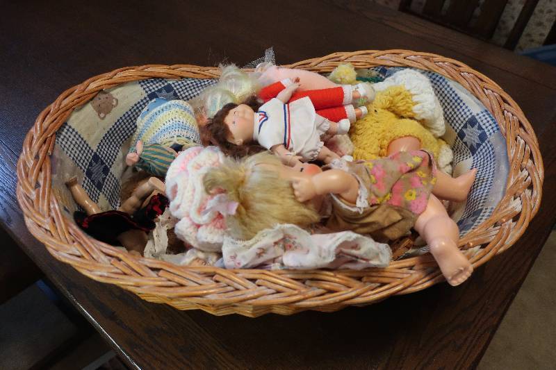BASKET WITH SMALLER DOLLS