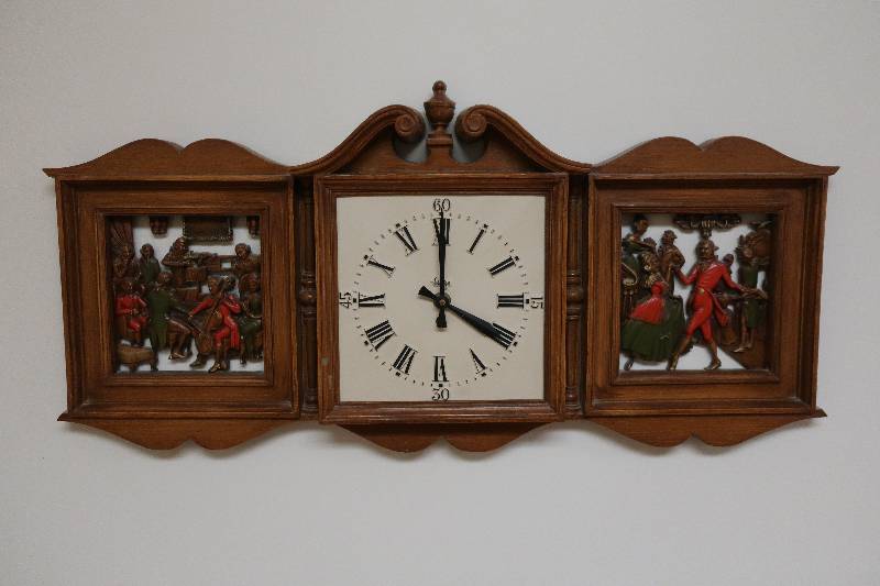 VINTAGE WALL CLOCK