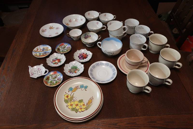 TEA CUPS, SAUCERS AND TEA BAG PLATES