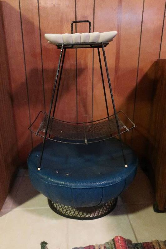MAGAZINE RACK AND OTTOMAN
