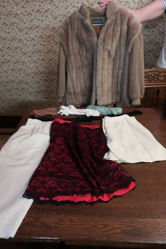 VINTAGE WOMENS CLOTHING ITEMS