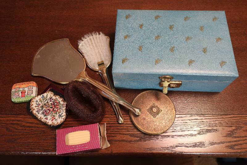 VINTAGE DRESSER SETCOSMETIC LOT
