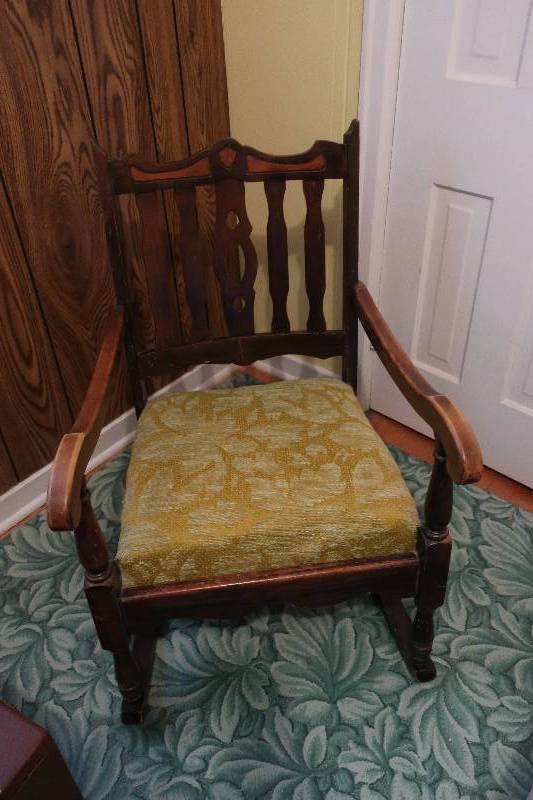 VINTAGE ROCKING CHAIR