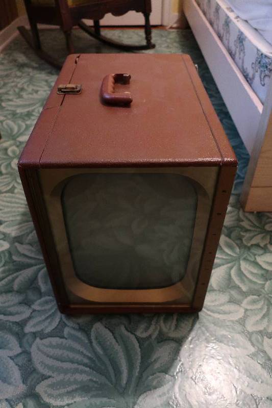 VINTAGE EMMERSON PORTABLE TELEVISION