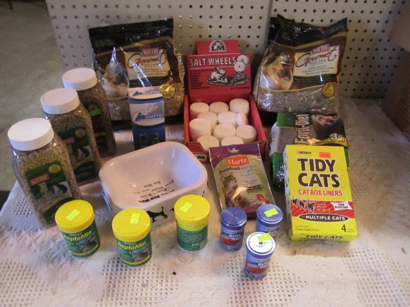 lot 43 image: Lot of Misc Pet Food and Items Rabb...