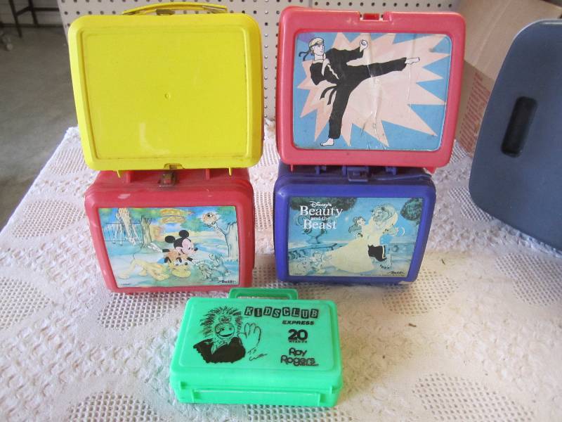 lot 45 image: Lot of 5 Lunch Boxes Condition Vari...