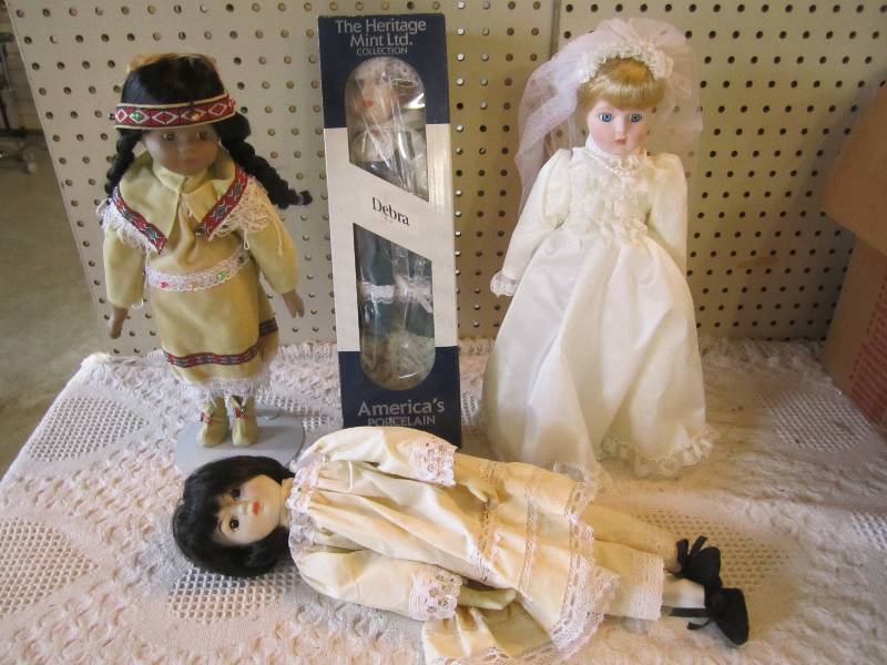 lot 49 image: Lot of 4 Porcelain Dolls 2 have met...