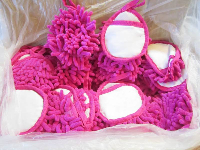 lot 186 image: Case of 200 Frizzy Finger Dusters P...