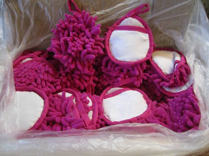 lot 188 image: Case of 200 Frizzy Finger Dusters P...