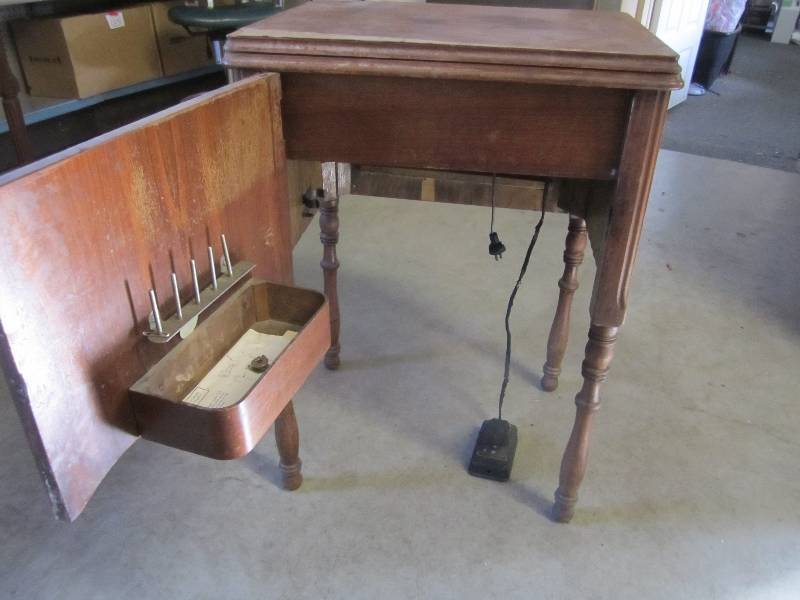 lot 201 image: Vintage Singer Sewing Machine in Ca...