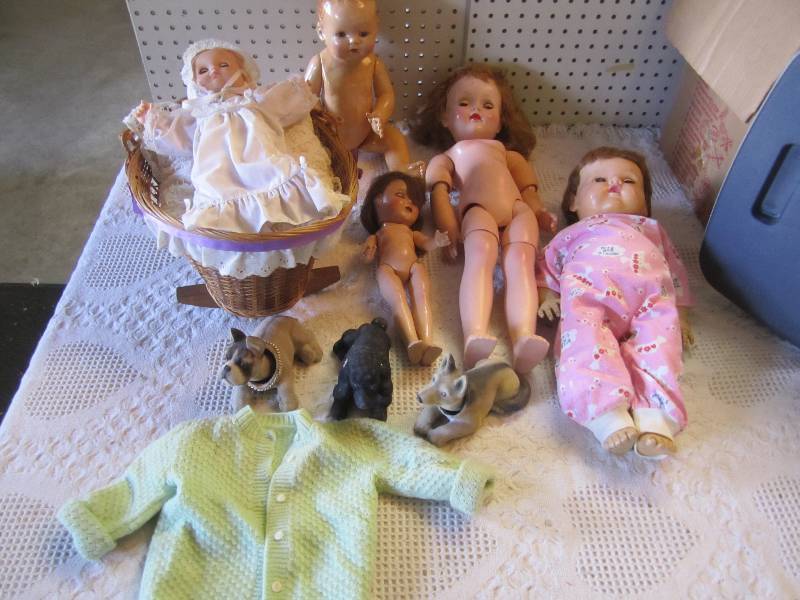 lot 210 image: Lot of Vintage Dolls and Bobble Hea...