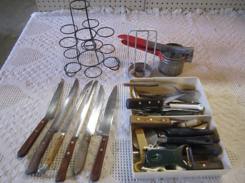 lot 232 image: Misc Vintage and other Kitchen Item...