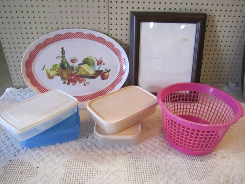 lot 238 image: Lot of Misc Containers Large Servin...