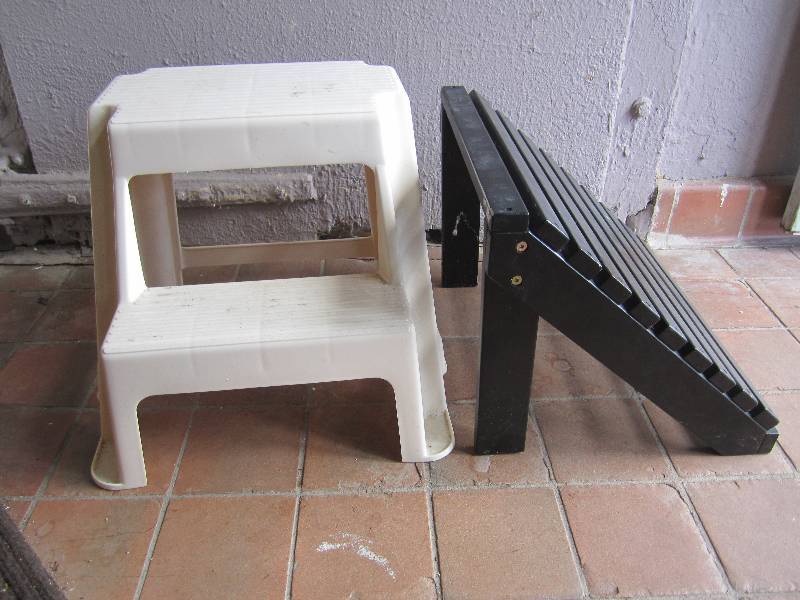 lot 244 image: Rubbermaid Step Stool and  Leg Re...