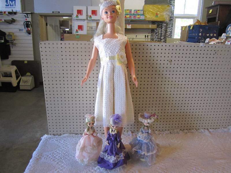 lot 265 image: Large 38 Barbie Doll and 3 12 Dol...
