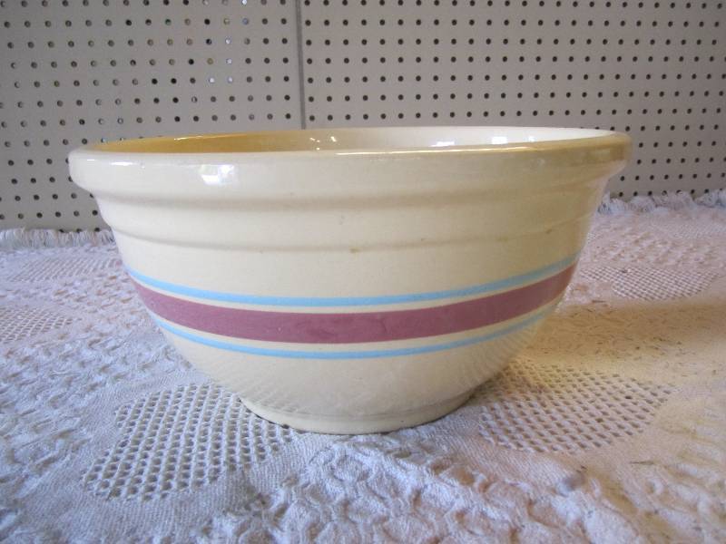 lot 268 image: Large Oven Ware USA Bowl #12 12.25...