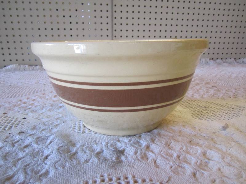 lot 269 image: Medium Oven Ware USA Bowl #10 10.25...