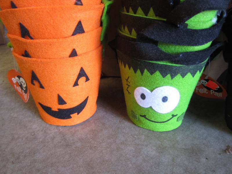 lot 305 image: Large resale lot of Halloween Felt ...