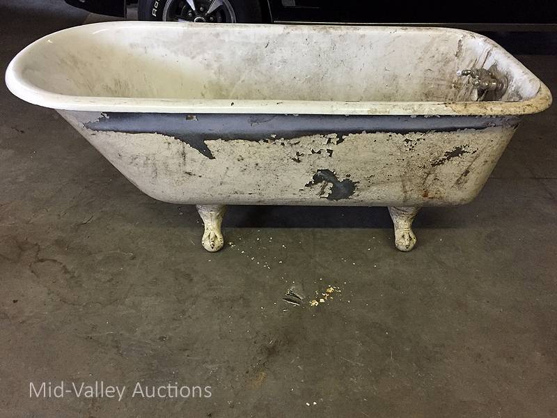 Clawfoot tub 1