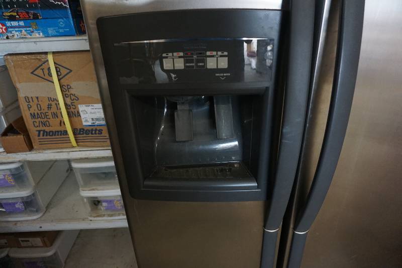 lot 3 image: Whirlpool Conquest Model GS6SHS 25.55 Cubic Foot Side By Side Refrigerator Freezer