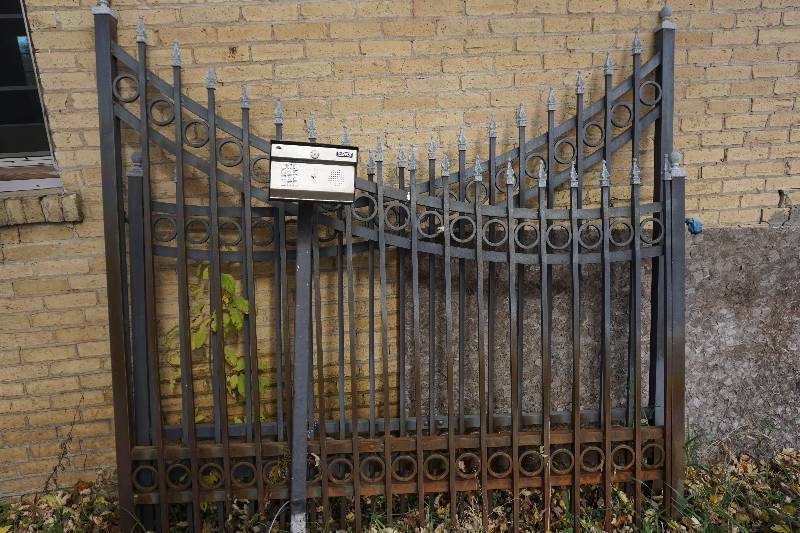 lot 1 image: DKS Gate King Gated Remote Control Metal Security Gate