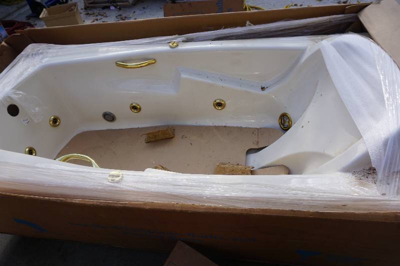 lot 5 image: Mansfield Acrylic Brand Whirlpool Bath Tub Spa System