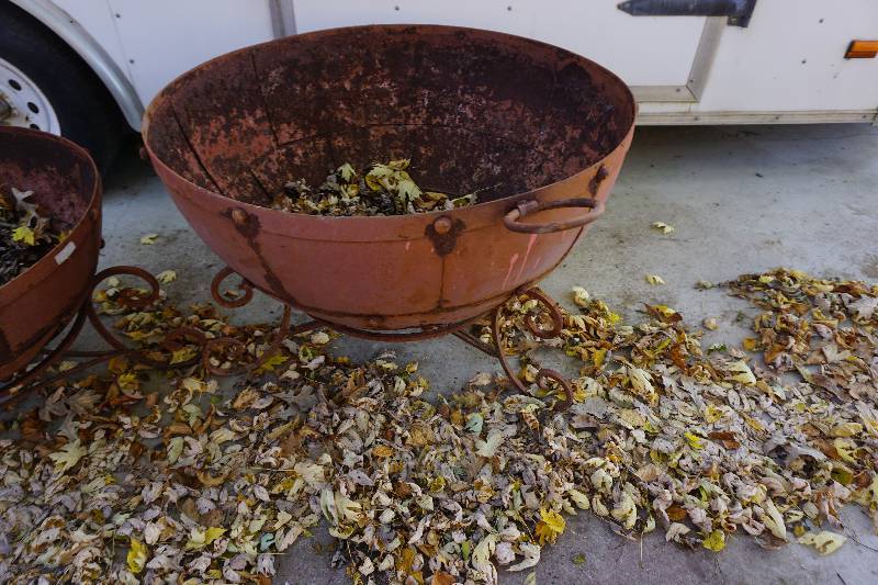 lot 71 image: 2 - Large Decorative Metal Outdoor PlantPot Holders