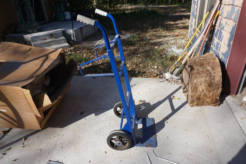 lot 66 image: Milwaukee Brand Model LT1000HT Heavy Duty Utility CartDolly