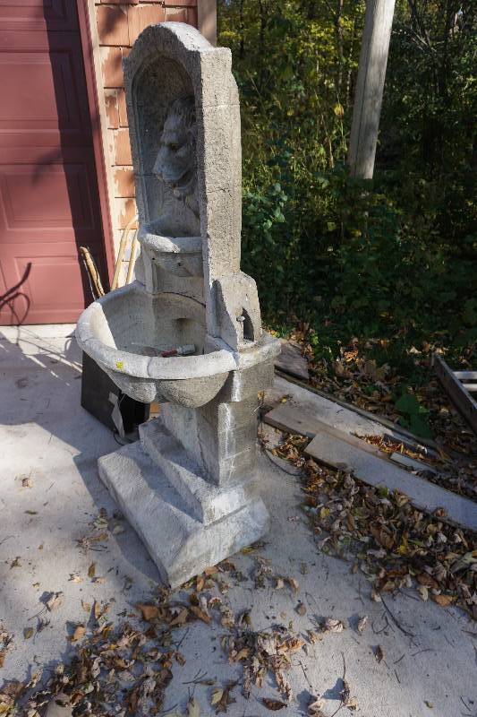 lot 72 image: Plastic Composite Lion Themed Waterfall