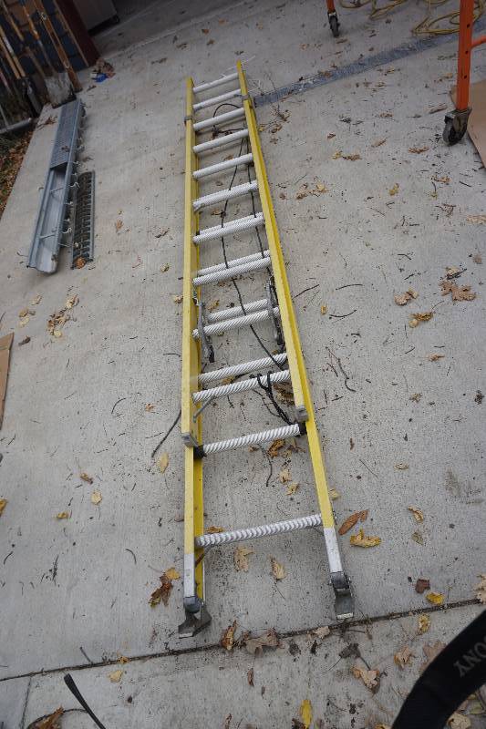 lot 61 image: Louisville Brand Model L3121 20 Fiberglass Extension Ladder