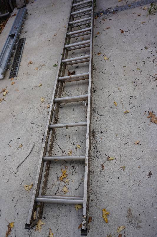 lot 63 image: 24 Aluminum Extension Ladder