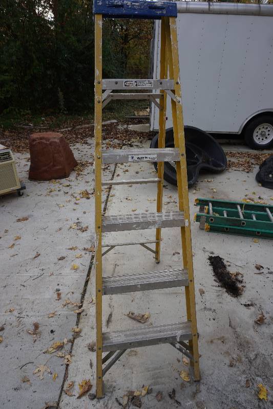 lot 64 image: Werner Model FS106 6 Fiberglass Step Ladder