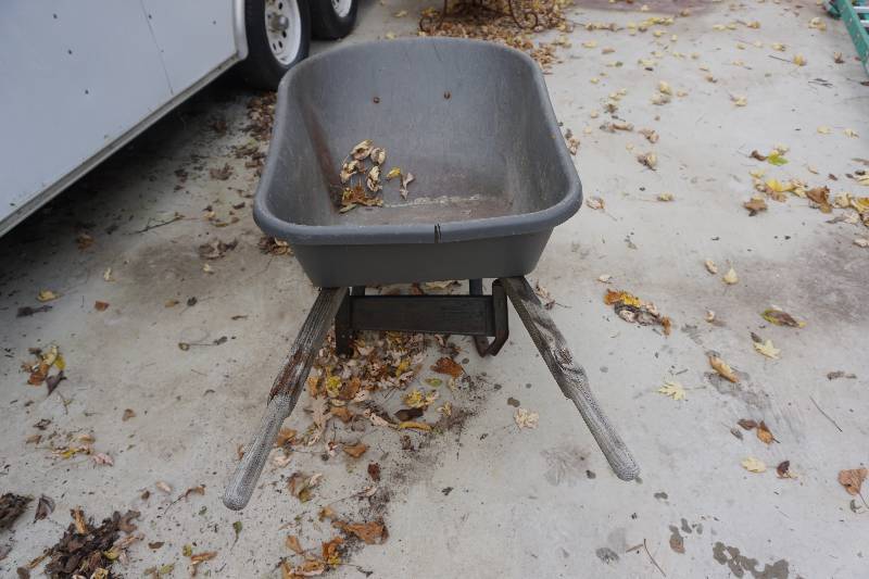 lot 67 image: True Temper Brand Plastic Body Wheel Barrel