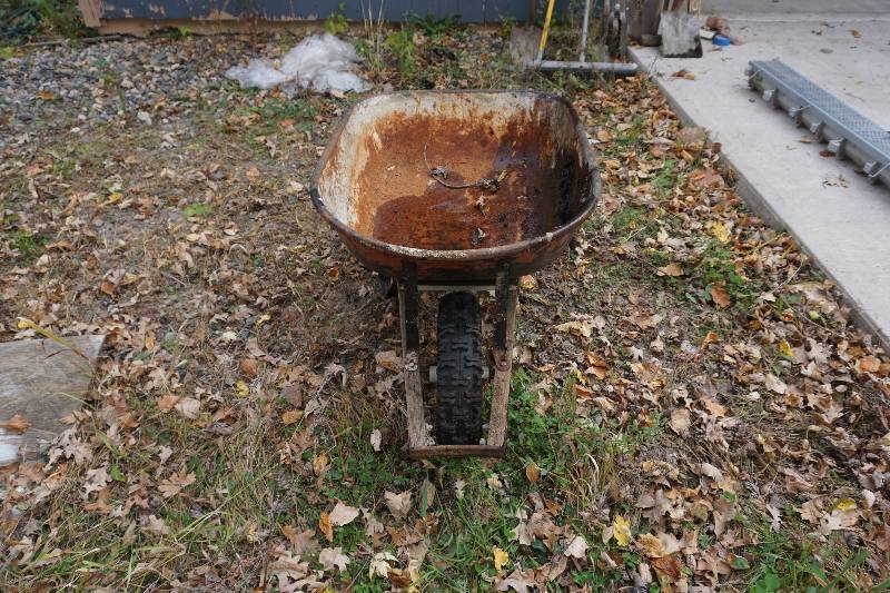 lot 68 image: Metal Body Wheel Barrel