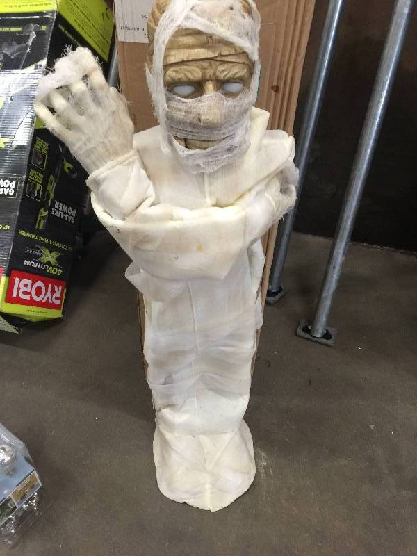 lot 5 image: 36 in. Animated Mummy with LED Illuminated Eyes
