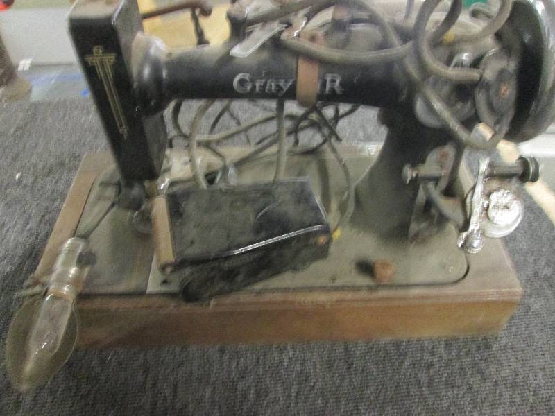vintage sewing machine untested loo...
