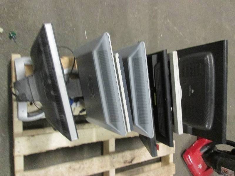 lot of 8 computer monitors all unte...