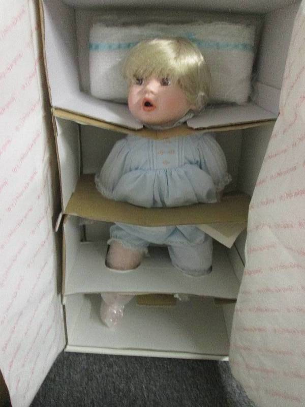 2 the hamilton collection dolls Jen...
