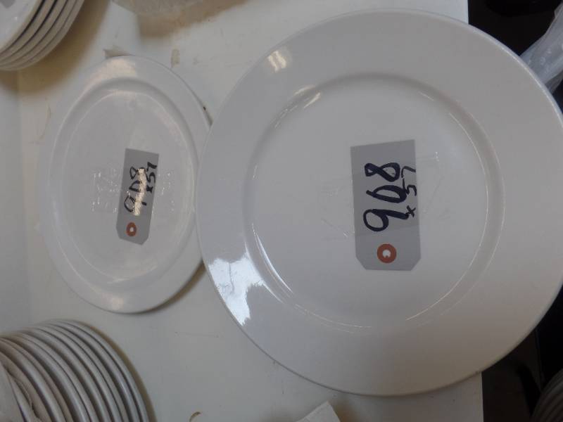 lot 908 image: WHITE CERAMIC DINNER PLATE