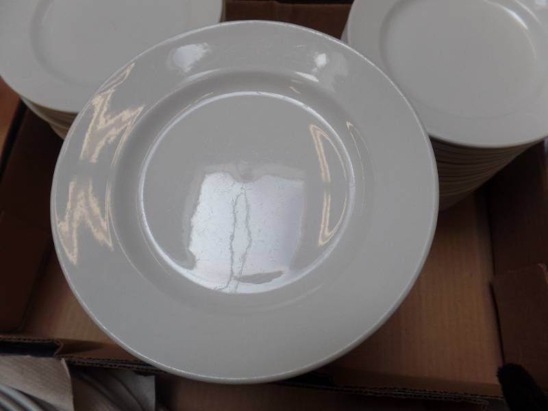 lot 909 image: WHITE CERAMIC SMALL PLATES