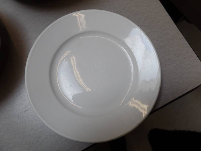 lot 910 image: WHITE CERAMIC SMALL WHITE PLATES
