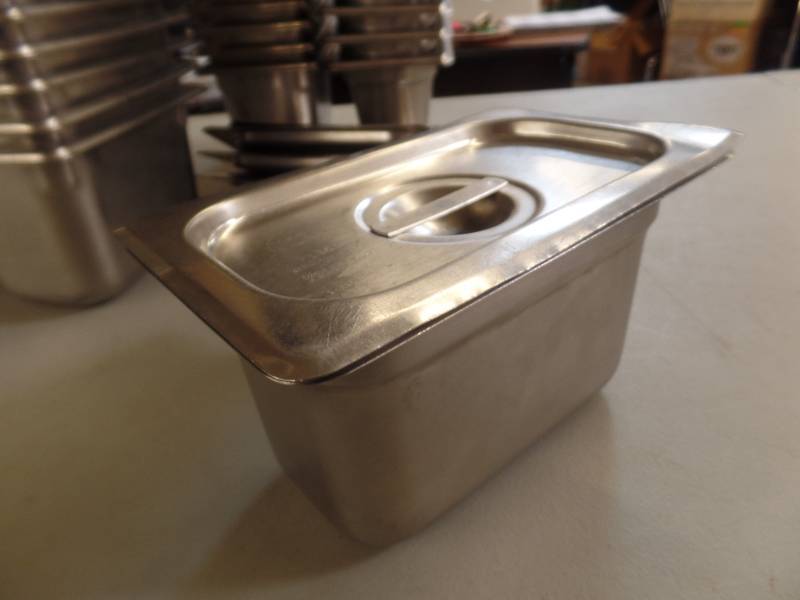 lot 915 image: STAINLESS STEEL PANS & LIDS