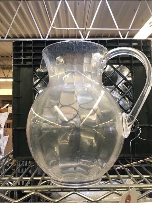 lot 925 image: SERVING PITCHERS AND GLASS SUNDAE CUPS