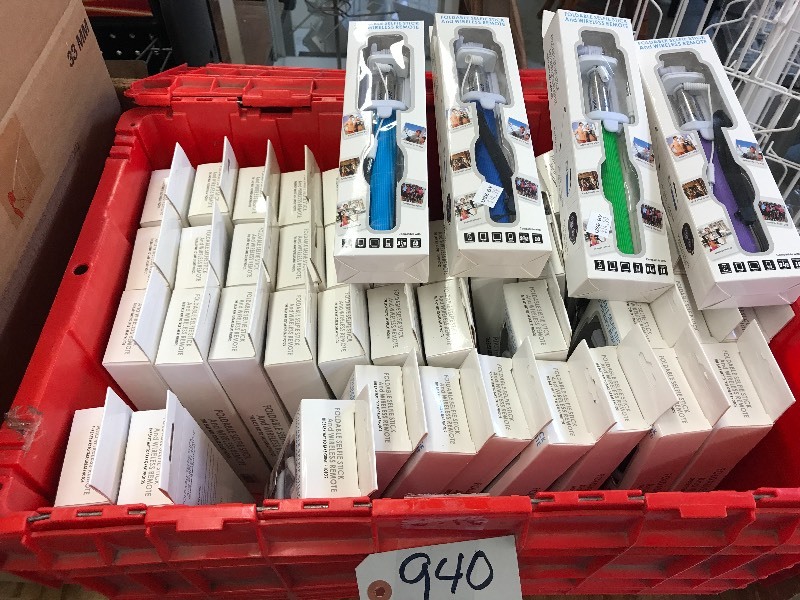 lot 940 image: LOT OF SELFIE STICKS