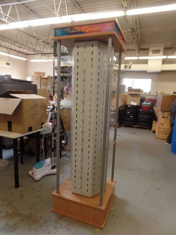 lot 944 image: RETAIL EYEWARE RACK