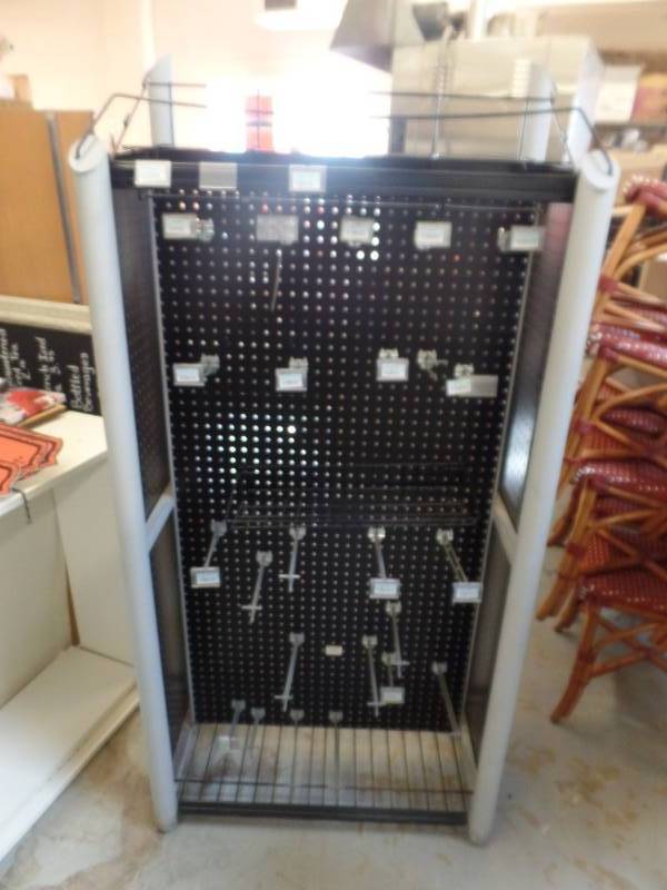 lot 948 image: RETAIL DISPLAY RACK