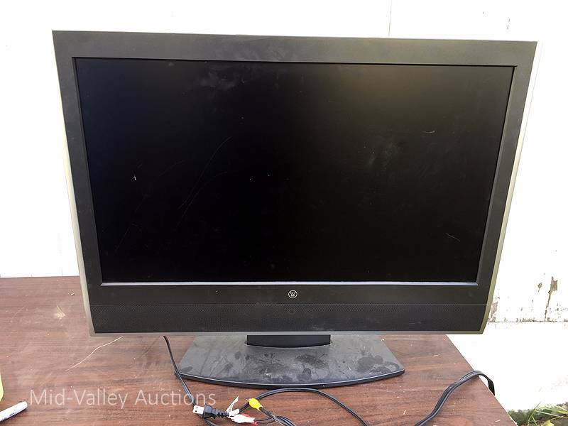 lot 105 image: 32 Westinghouse TV